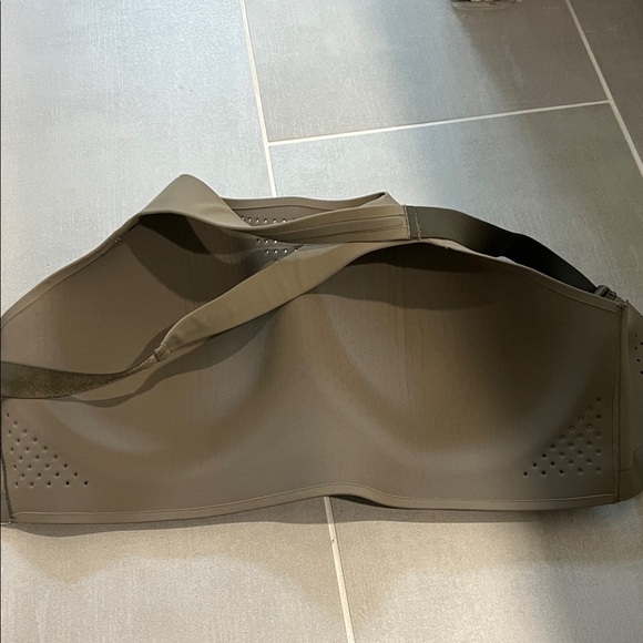 Victoria’s Secret VSX Featherweight Max™ Sports Bra green 36DDD high support - Picture 9 of 11